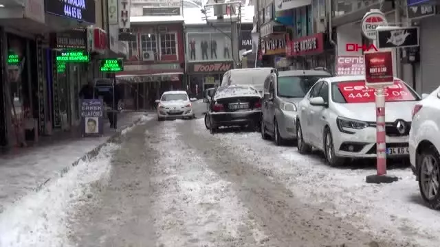 Van'da yollar kapandı; tansiyon hastası ekiplerin çalışması ile hastaneye götürüldü Van'da yollar kapandı; tansiyon hastası ekiplerin çalışması ile hastaneye götürüldü