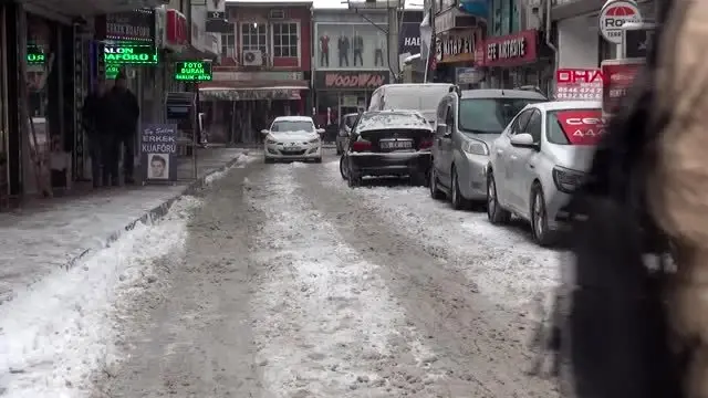 Van'da yollar kapandı; tansiyon hastası ekiplerin çalışması ile hastaneye götürüldü Van'da yollar kapandı; tansiyon hastası ekiplerin çalışması ile hastaneye götürüldü