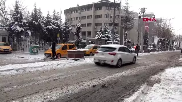 Van'da yollar kapandı; tansiyon hastası ekiplerin çalışması ile hastaneye götürüldü Van'da yollar kapandı; tansiyon hastası ekiplerin çalışması ile hastaneye götürüldü