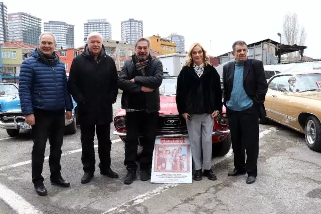 Adile Naşit ve Münir Özkul anısına 45 yıl sonra bir araya geldiler Adile Naşit ve Münir Özkul anısına 45 yıl sonra bir araya geldiler