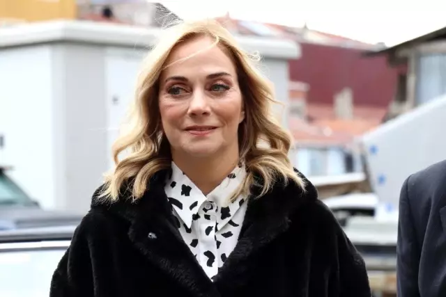 Adile Naşit ve Münir Özkul anısına 45 yıl sonra bir araya geldiler Adile Naşit ve Münir Özkul anısına 45 yıl sonra bir araya geldiler