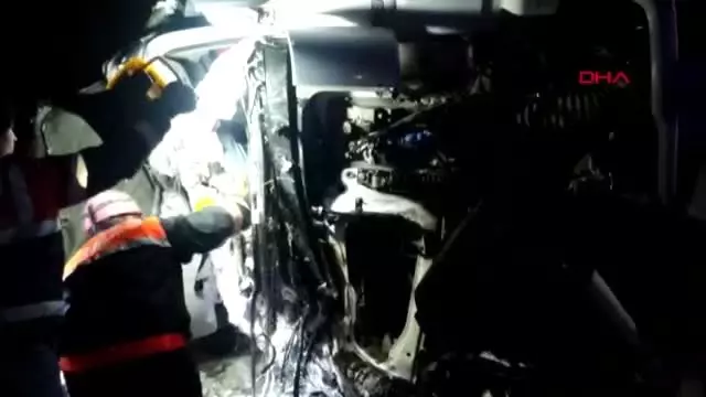 Ağrı buzda kayarak devrilen tır'ın altında kalan sürücü öldü Ağrı buzda kayarak devrilen tır'ın altında kalan sürücü öldü