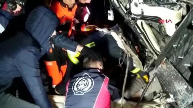 Ağrı buzda kayarak devrilen tır'ın altında kalan sürücü öldü