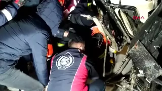 Ağrı buzda kayarak devrilen tır'ın altında kalan sürücü öldü