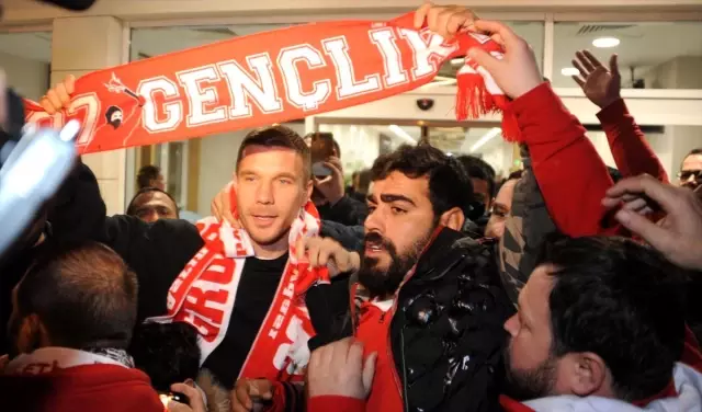 Antalyaspor'un prensipte anlaştığı Lukas Podolski Antalya'ya geldi Antalyaspor'un prensipte anlaştığı Lukas Podolski Antalya'ya geldi