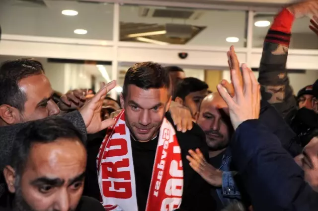 Antalyaspor'un prensipte anlaştığı Lukas Podolski Antalya'ya geldi Antalyaspor'un prensipte anlaştığı Lukas Podolski Antalya'ya geldi