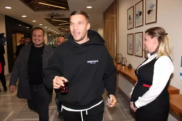 Antalyaspor'un prensipte anlaştığı Lukas Podolski Antalya'ya geldi Antalyaspor'un prensipte anlaştığı Lukas Podolski Antalya'ya geldi