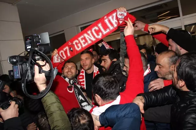 Antalyaspor'un prensipte anlaştığı Lukas Podolski Antalya'ya geldi Antalyaspor'un prensipte anlaştığı Lukas Podolski Antalya'ya geldi