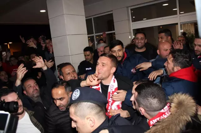 Antalyaspor'un prensipte anlaştığı Lukas Podolski Antalya'ya geldi Antalyaspor'un prensipte anlaştığı Lukas Podolski Antalya'ya geldi