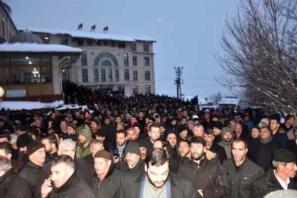 Bitlis'te kanaat önderi Abdulkerim Çevik, silahlı saldırıda yaşamını yitirdi(2) Bitlis'te kanaat önderi Abdulkerim Çevik, silahlı saldırıda yaşamını yitirdi(2)