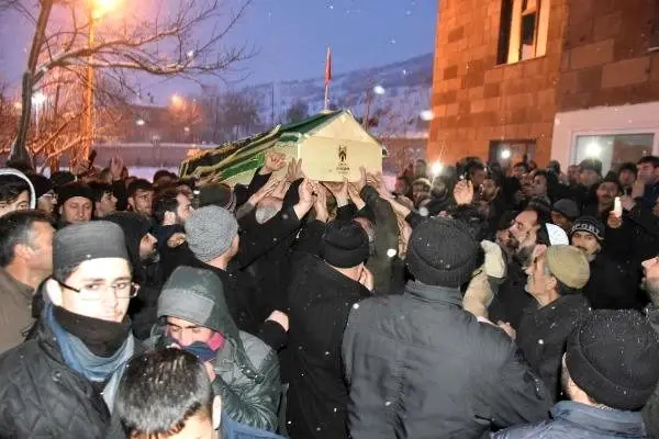 Bitlis'te kanaat önderi Abdulkerim Çevik, silahlı saldırıda yaşamını yitirdi(2) Bitlis'te kanaat önderi Abdulkerim Çevik, silahlı saldırıda yaşamını yitirdi(2)