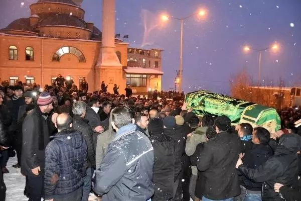 Bitlis'te kanaat önderi Abdulkerim Çevik, silahlı saldırıda yaşamını yitirdi(2) Bitlis'te kanaat önderi Abdulkerim Çevik, silahlı saldırıda yaşamını yitirdi(2)