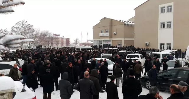 Bitlisli kanaat önderi Abdulkerim Çevik, silahlı saldırıda hayatını kaybetti Bitlisli kanaat önderi Abdulkerim Çevik, silahlı saldırıda hayatını kaybetti