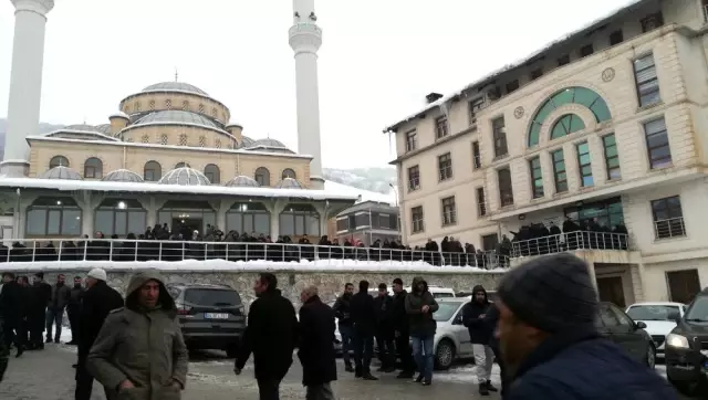 Bitlisli kanaat önderi Çevik, binlerce kişinin katılımıyla toprağa verildi Bitlisli kanaat önderi Çevik, binlerce kişinin katılımıyla toprağa verildi