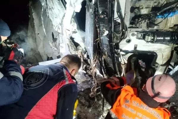 Buzda kayarak devrilen TIR'ın altında kalan sürücü öldü