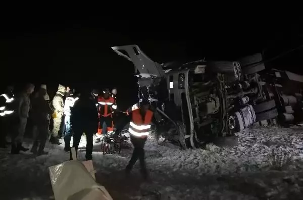 Buzda kayarak devrilen TIR'ın altında kalan sürücü öldü