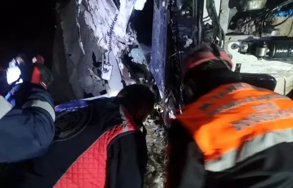Buzda kayarak devrilen TIR'ın altında kalan sürücü öldü