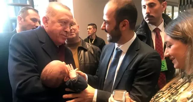 Cumhurbaşkanı Erdoğan, Mahir bebeğe altın taktı