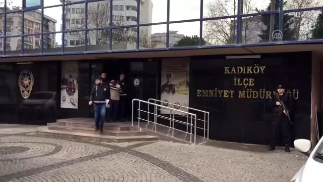 Kadıköy'de annesi ve eşini silahla öldüren zanlı adliyeye sevk edildi Kadıköy'de annesi ve eşini silahla öldüren zanlı adliyeye sevk edildi