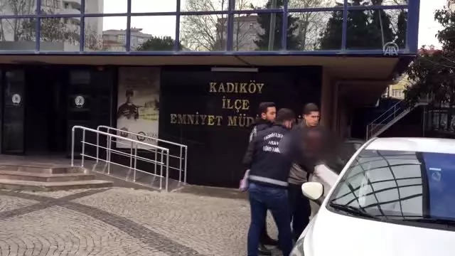 Kadıköy'de annesi ve eşini silahla öldüren zanlı adliyeye sevk edildi Kadıköy'de annesi ve eşini silahla öldüren zanlı adliyeye sevk edildi