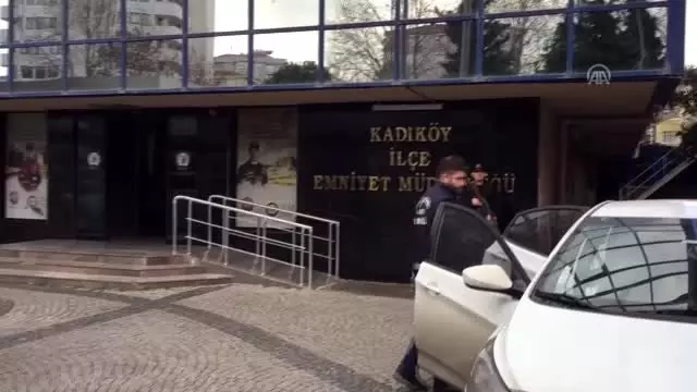 Kadıköy'de annesi ve eşini silahla öldüren zanlı adliyeye sevk edildi Kadıköy'de annesi ve eşini silahla öldüren zanlı adliyeye sevk edildi