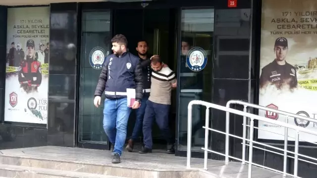 Kadıköy'de eşi ve annesini öldüren zanlı adliyeye sevk edildi Kadıköy'de eşi ve annesini öldüren zanlı adliyeye sevk edildi