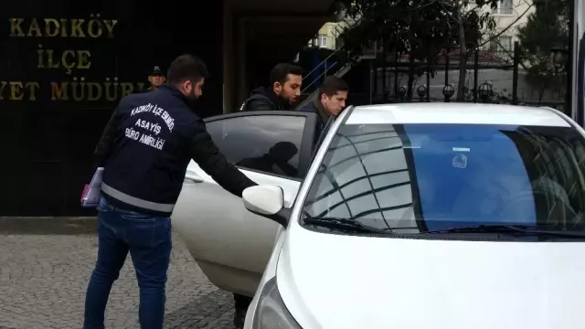 Kadıköy'de eşi ve annesini öldüren zanlı adliyeye sevk edildi Kadıköy'de eşi ve annesini öldüren zanlı adliyeye sevk edildi