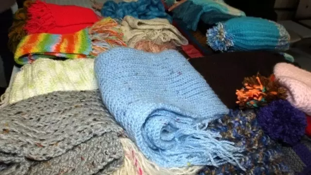 Kadınlar çocuklar üşümesin diye imece yaptı Kadınlar çocuklar üşümesin diye imece yaptı