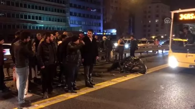 Metrobüsle motosikletin çarpışması sonucu 2 kişi yaralandı Metrobüsle motosikletin çarpışması sonucu 2 kişi yaralandı