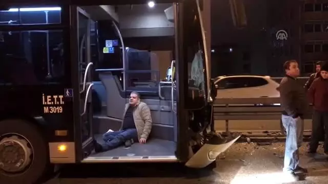 Metrobüsle motosikletin çarpışması sonucu 2 kişi yaralandı Metrobüsle motosikletin çarpışması sonucu 2 kişi yaralandı