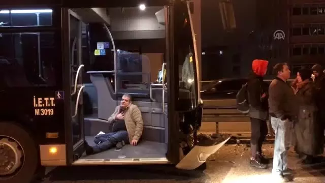 Metrobüsle motosikletin çarpışması sonucu 2 kişi yaralandı Metrobüsle motosikletin çarpışması sonucu 2 kişi yaralandı