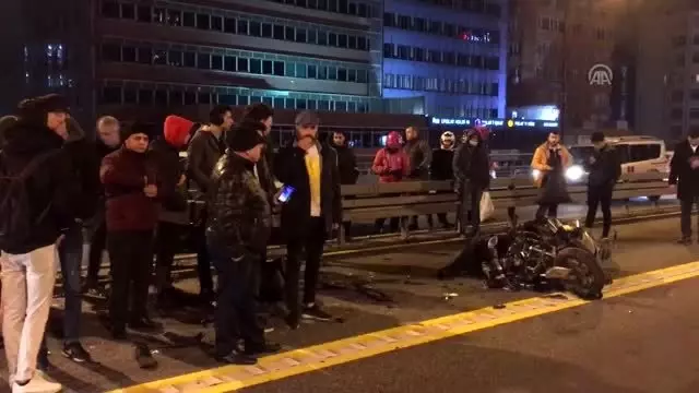 Metrobüsle motosikletin çarpışması sonucu 2 kişi yaralandı Metrobüsle motosikletin çarpışması sonucu 2 kişi yaralandı