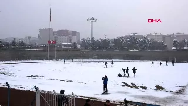 Muş stadyumda kayaklı koşu antrenmanı Muş stadyumda kayaklı koşu antrenmanı
