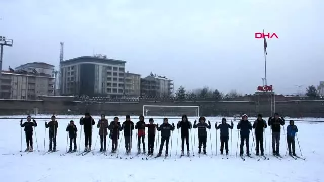 Muş stadyumda kayaklı koşu antrenmanı Muş stadyumda kayaklı koşu antrenmanı