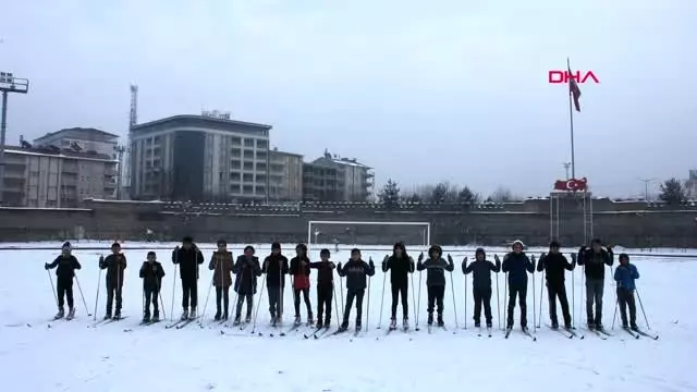 Muş stadyumda kayaklı koşu antrenmanı Muş stadyumda kayaklı koşu antrenmanı