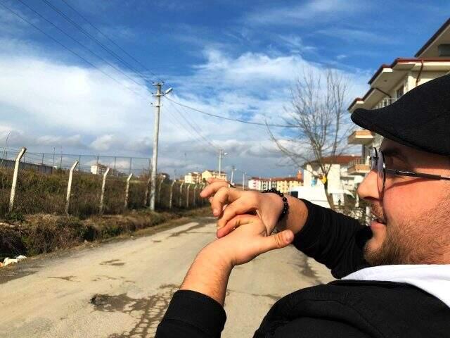 Parmaklarını ilginç şekillere sokan genç, görenleri şaşkına çeviriyor