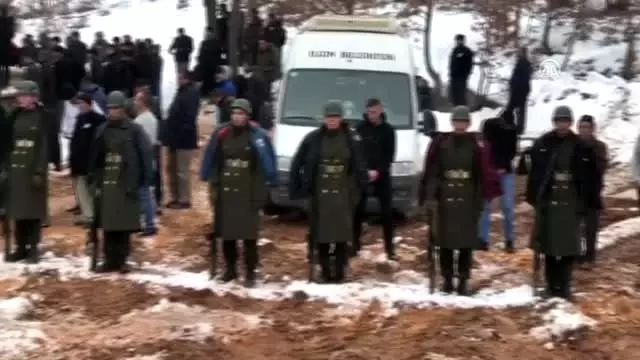 Şehit cenazesinde bir grup genç, üşümesinler diye montlarını askerlere giydirdi Şehit cenazesinde bir grup genç, üşümesinler diye montlarını askerlere giydirdi