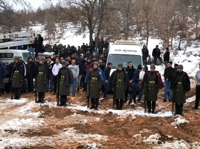 Şehit cenazesinde bir grup genç, üşümesinler diye montlarını askerlere giydirdi Şehit cenazesinde bir grup genç, üşümesinler diye montlarını askerlere giydirdi