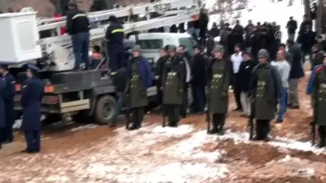 Şehit cenazesinde bir grup genç, üşümesinler diye montlarını askerlere giydirdi Şehit cenazesinde bir grup genç, üşümesinler diye montlarını askerlere giydirdi