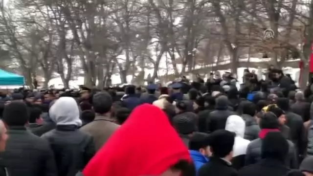Şehit cenazesinde bir grup genç, üşümesinler diye montlarını askerlere giydirdi Şehit cenazesinde bir grup genç, üşümesinler diye montlarını askerlere giydirdi