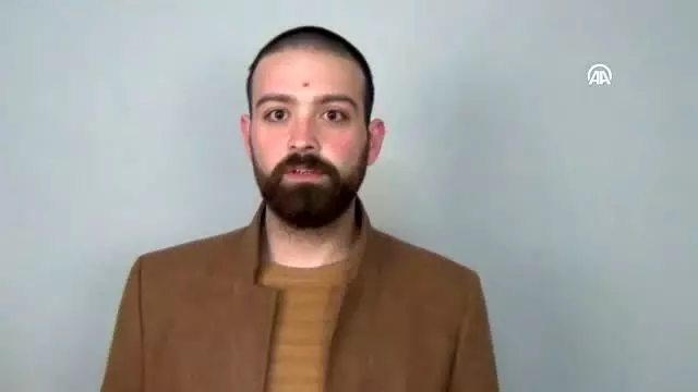 Şehit cenazesinde bir grup genç, üşümesinler diye montlarını askerlere giydirdi Şehit cenazesinde bir grup genç, üşümesinler diye montlarını askerlere giydirdi