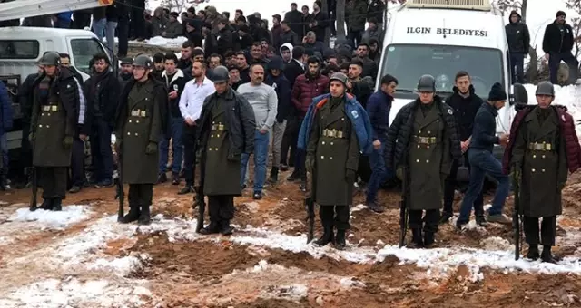 Şehit cenazesinde bir grup genç, üşümesinler diye montlarını askerlere giydirdi Şehit cenazesinde bir grup genç, üşümesinler diye montlarını askerlere giydirdi