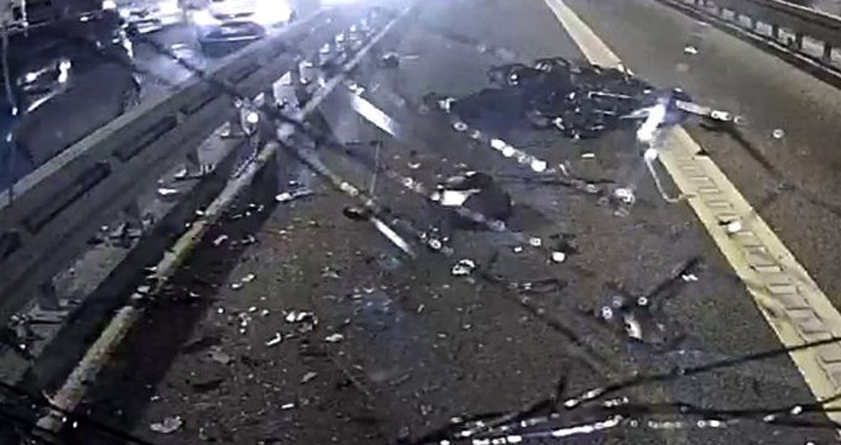 Şişli'de akıl almaz kaza! Metrobüs, motosiklete çarptı, dehşet anları kamerada