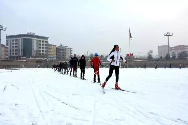 Stadyumda kayaklı koşu antrenmanı Stadyumda kayaklı koşu antrenmanı