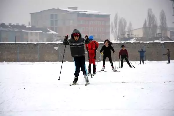 Stadyumda kayaklı koşu antrenmanı Stadyumda kayaklı koşu antrenmanı