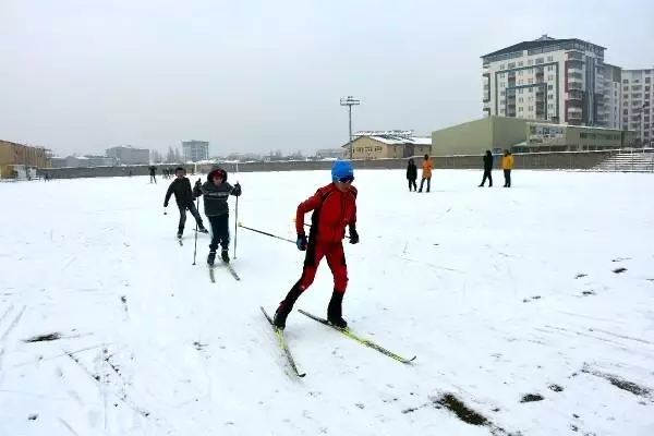 Stadyumda kayaklı koşu antrenmanı Stadyumda kayaklı koşu antrenmanı