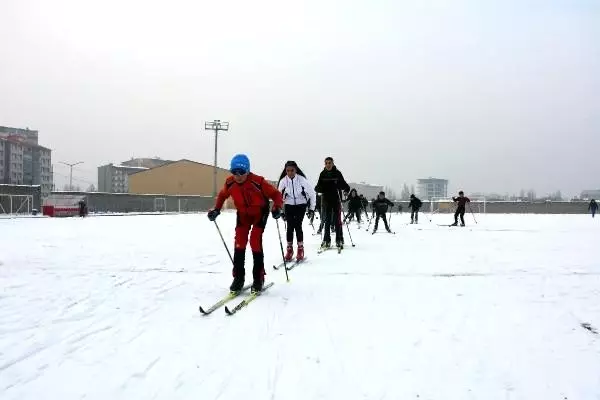 Stadyumda kayaklı koşu antrenmanı Stadyumda kayaklı koşu antrenmanı