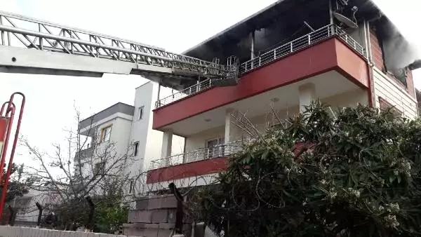 Tarsus'ta, evin çatı katındaki yangın 1 saatte söndürüldü
