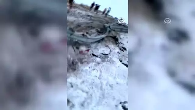 Tendürek Geçidi'nde tır şarampole yuvarlandı: 1 ölü Tendürek Geçidi'nde tır şarampole yuvarlandı: 1 ölü
