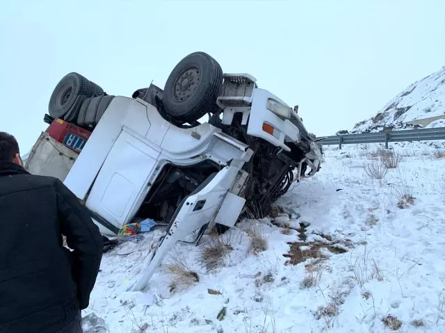Tendürek Geçidi'nde tır şarampole yuvarlandı: 1 ölü
